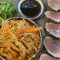 Thon mi-cuit aux sésames, légumes wok, wakamé, wasabi, sauce teriyaki