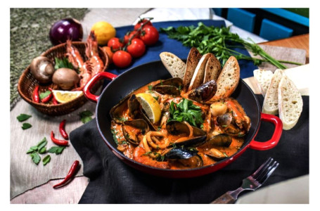 Yú Fū Fān Jiā Huì Hǎi Xiān Pèi Cuì Bāo Fisherman's Marinara Seafood Stew Served With Pane