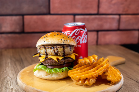 Crispy Foie Gras Wagyu Burger É Gān Hé Niú Hàn Bǎo Tào Cān