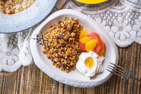 Granola Greek Yogurt Bowl Gé Lán Nuò Lā Kǎo Mài Piàn Pèi Xī Là Rǔ Lào、 Niú Yóu Guǒ、 Chéng、 Xī Yòu