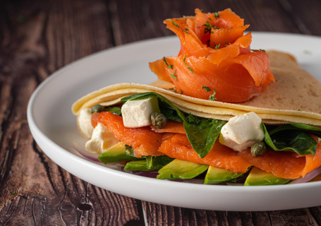 Smoked Salmon Avocado Crepe Yān Sān Wén Yú Niú Yóu Guǒ Kě Lì Bǐng