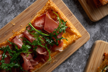 Parma Ham Arugula Puff Pizza Pà Mǎ Huǒ Tuǐ Sū Pí Báo Bǐng