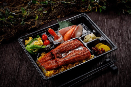 Tè Xuǎn Cì Shēn. Mán Zhòng Biàn Dāng Assorted Sashimi And Eel Rice Box Bento