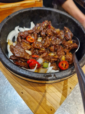 Sizzling Fillet Steak With Black Peppercorn Hēi Jiāo Niú Liǔ Guō