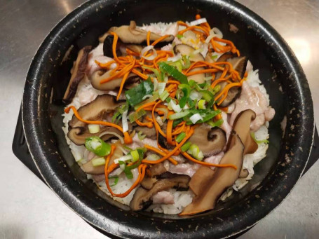 Clay Pot Rice With Chicken Slices, Cordyceps Flowers And Chinese Mushroom Chóng Cǎo Huā Dōng Gū Huá Jī Bāo Zǐ Fàn