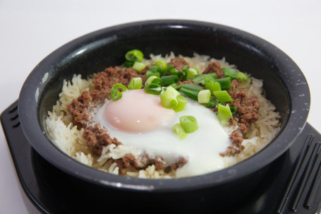 Clay Pot Rice With Minced Beef And Poached Egg Wō Dàn Miǎn Zhì Niú Ròu Fàn