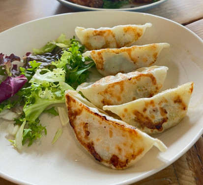 Pan-Fried Chicken Gyoza (6Pcs Jiān Jī Ròu Jiǎo Zi (6Kē