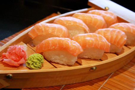Salmon Nigiri Sushi (8 Pieces)