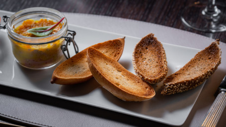 Foie gras au porto blanc, toast, chutney d’ananas