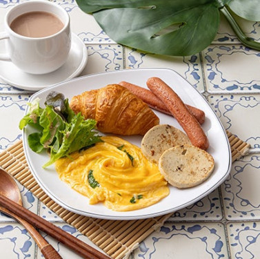 F. Jīng Xuǎn Tào Cān Pèi Niú Jiǎo Bāo、 Jīn Bù Huàn Chǎo Dàn F. Breakfast Combo With Scrambled Egg With Basil