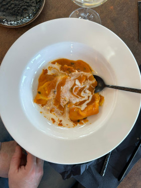 Ravioli Ripieni Di Gamberi E Persico Con Crema Di Peperoni E Fonduta Di Pecorino