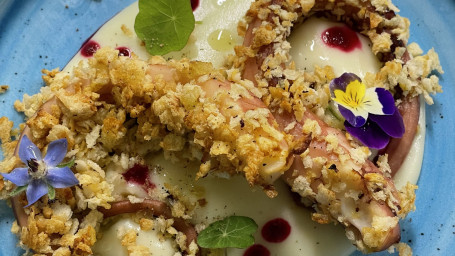 Polpo Gratinato Al Panko Su Crema Di Patate Ed Estratto Di Berbabietola