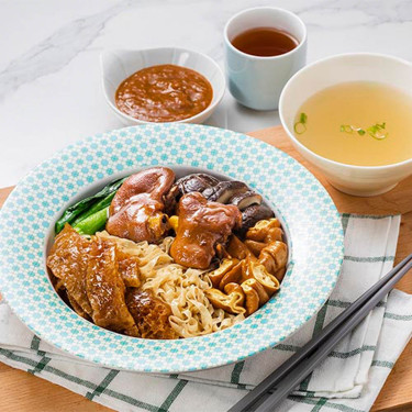 (D) Yǒng Nián Chē Zǐ Sì Sòng Lāo Cū Miàn Wing Nin Cart Stirrred Noodles W/ Four Toppings