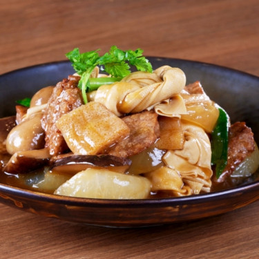 Hóng Wén Xīn Niú Ròu Luó Bó Bǎi Gòng Jié Braised Omni Beef With Turnip And Bean Curd Sheets