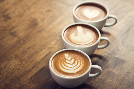 Espresso Agitat Cu Lapte De Ovăz Cu Zahăr Brun Și Gheață
