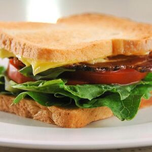 Bacon-, Salat- Og Tomat Sandwich