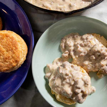 Biscuits N' Gravy Cu Bacon Sau Cârnați