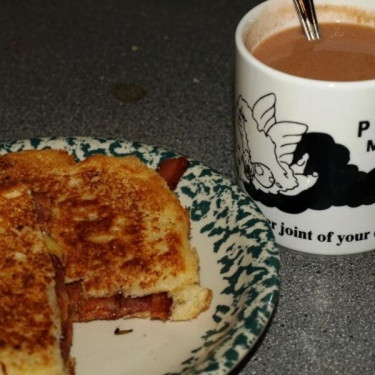 Toast Al Formaggio E Patatine Fritte