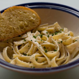 Fettuccini Alfredo Cu Pui