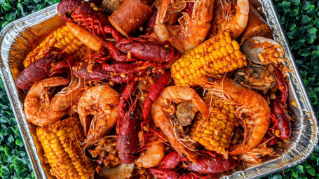 Ms. Piggy's Combo: 1 Lb Crawfish, 1 Lb Shrimp, 1Lb Clams, 4 Corn 4 Sausages